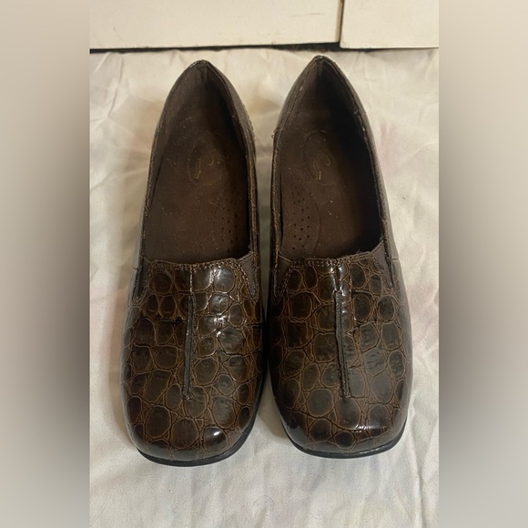 easy street Shoes - Women’s Easy Street Purpose Brown Slip On Shoes Size 9M